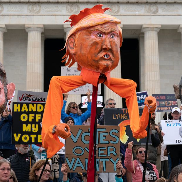 Manifestantes se congregan en el Monumento a Lincoln por marcha "No Kings" en Washington.